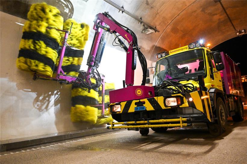 Ein Schweizer Spezialfahrzeug reinigt jedes Jahr in Luxemburg die Autobahntunnel
