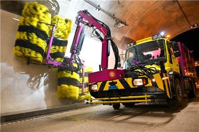 Ein Schweizer Spezialfahrzeug reinigt jedes Jahr in Luxemburg die Autobahntunnel
