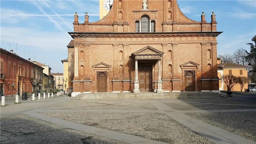 Ein Screenshot aus einem Video zeigt den leeren Platz vor der Kirche San Biagio e Santa Maria Immacolata
