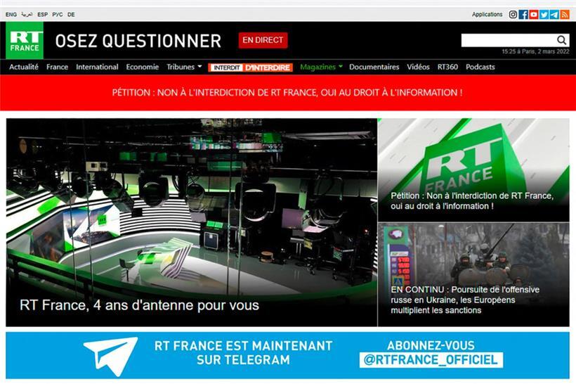 Ein Screenshot des vom Kreml kontrollierten Medienunternehmens RT vom Mittwoch zeigt Banner, auf denen die Aufhebung des Verbots von RT France gefordert wird – und den Hinweis, dass man jetzt auf Telegram zu finden sei
