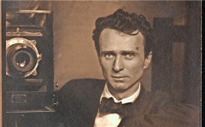 Ein Selbstporträt von Edward Steichen mit Kamera (um 1917)
