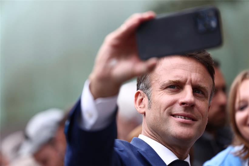Ein Selfie zum Debakel: Emmanuel Macron macht ein Selfie mit Anhängern, nachdem er seine Stimme abgegeben hat
