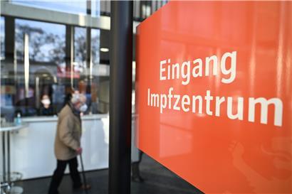 Ein Senior geht im Kreisimpfzentrum in der Oberschwabenhalle zu den Impfstraßen. Am Morgen hatte das Kreisimpfzentrum aufgemacht.
