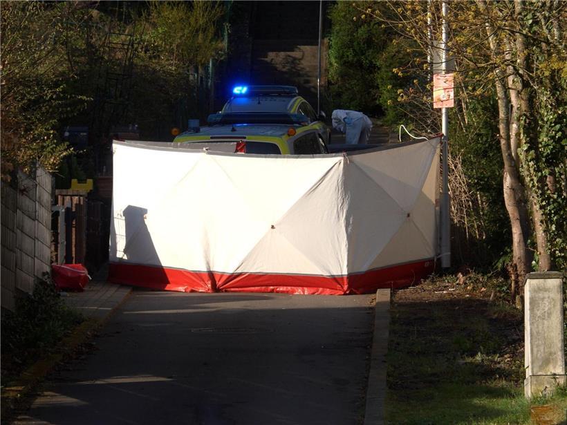 Sichtschutz am Einsatzort einer Verfolgungsfahrt in Saarbrücken, bei der ein Mann durch Polizeischüsse tödlich verletzt wurde