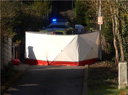 Sichtschutz am Einsatzort einer Verfolgungsfahrt in Saarbrücken, bei der ein Mann durch Polizeischüsse tödlich verletzt wurde