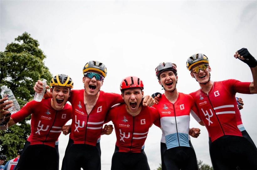 „Ein Sieg des Kollektivs“: Die FSCL-Espoirs (v.l.: Noé Ury, Mil Morang, Mathieu Kockelmann, Arno Wallenborn und Alexandre Kess) jubelten über Kockelmanns Etappensieg 
