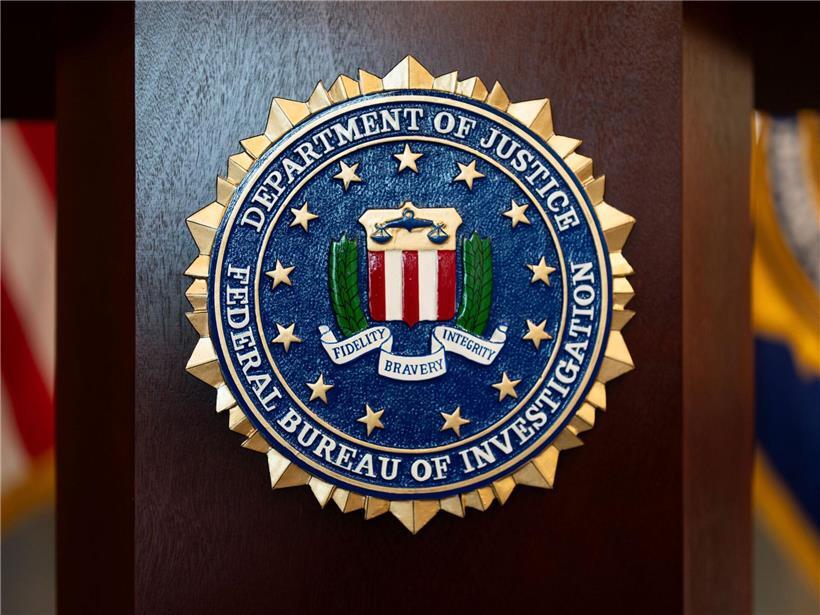 FBI-Siegel auf Podium bei Pressekonferenz der Außenstelle Portland, Bundesbehörde für Ermittlungen und Sicherheit