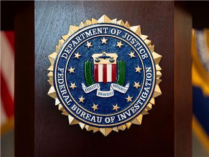 FBI-Siegel auf Podium bei Pressekonferenz der Außenstelle Portland, Bundesbehörde für Ermittlungen und Sicherheit