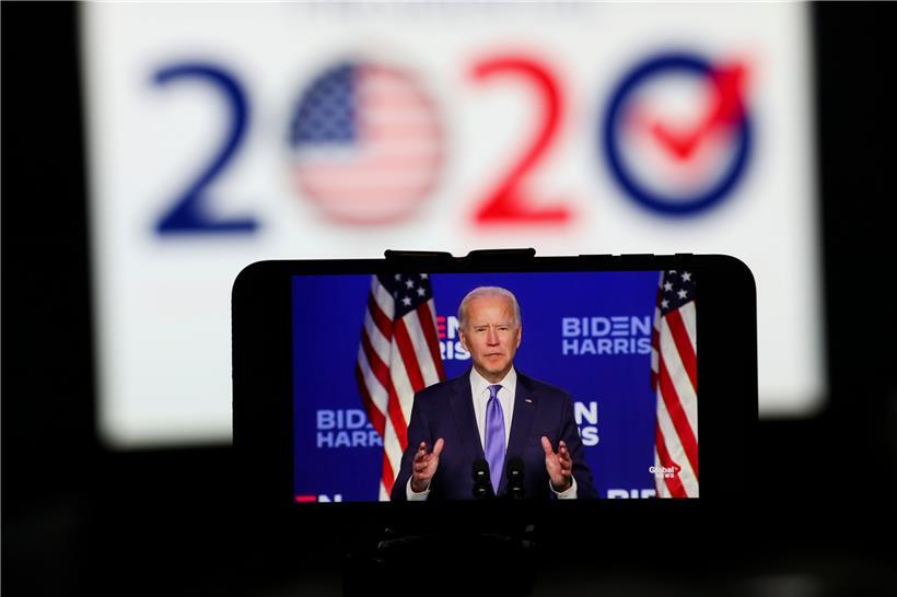 Ein Smartphone zeigt den Live-Stream des demokratischen Präsidentschaftskandidaten Joe Biden bei einer Rede in Wilmington, Delaware. 
