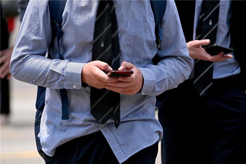 Jugendliche diskutieren kontrovers über Social-Media-Verbot in mehreren europäischen Ländern