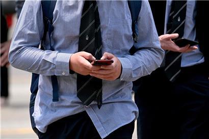 Jugendliche diskutieren kontrovers über Social-Media-Verbot in mehreren europäischen Ländern