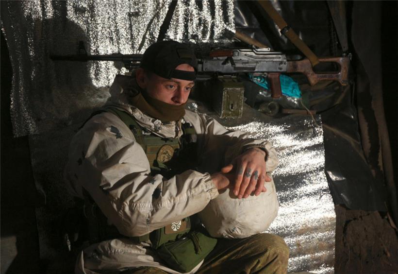 Ein Soldat der ukrainischen Streitkräfte in einem Unterstand an der Frontlinie mit den von Russland unterstützten Separatisten in der Nähe von Gorlivka, Region Donezk, am 23. Januar 2022
