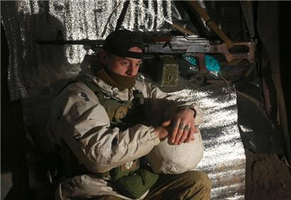 Ein Soldat der ukrainischen Streitkräfte in einem Unterstand an der Frontlinie mit den von Russland unterstützten Separatisten in der Nähe von Gorlivka, Region Donezk, am 23. Januar 2022
