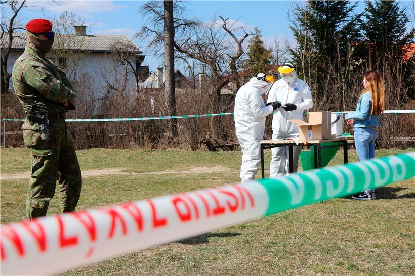 Ein Soldat (l) überwacht Tests auf das Coronavirus in einer Roma-Siedlung die mit Hilfe von Militärzten durchgeführt werden.
