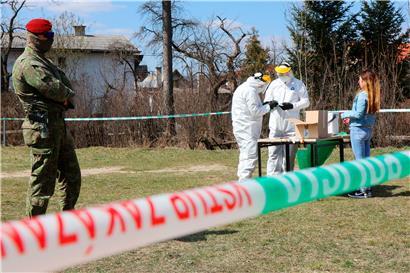 Ein Soldat (l) überwacht Tests auf das Coronavirus in einer Roma-Siedlung die mit Hilfe von Militärzten durchgeführt werden.
