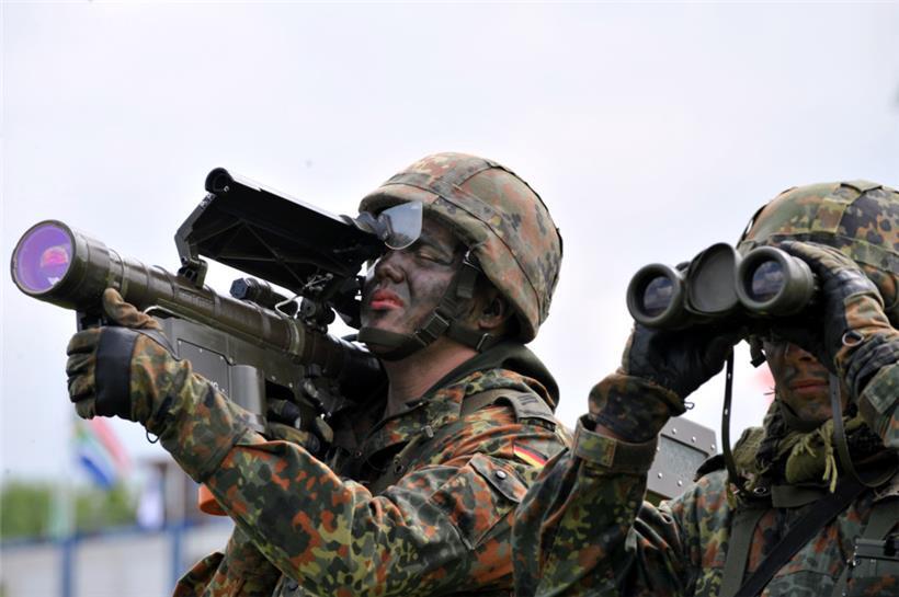 Ein Soldat mit einer Stinger-Rakete visiert bei der Luftwaffenübung „Elite 2010“ auf dem Truppenübungsplatz Heuberg bei Messstetten ein Flugzeug an
