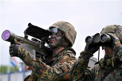Ein Soldat mit einer Stinger-Rakete visiert bei der Luftwaffenübung „Elite 2010“ auf dem Truppenübungsplatz Heuberg bei Messstetten ein Flugzeug an
