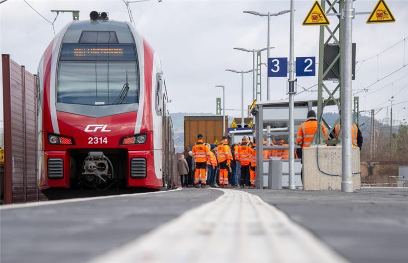 Ein Sonderzug der Luxemburger Bahngesellschaft CFL fährt erstmals beim symbolisc...