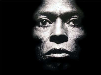 Miles Davis auf dem Albumcover „Tutu“ (1986) als Zauberer in magischem, künstlerischem Stil