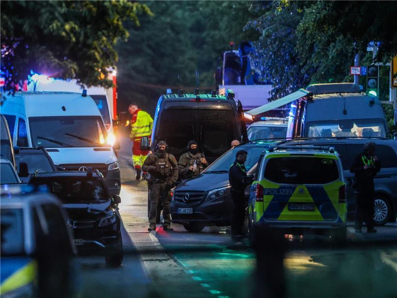 SEK im Einsatz bei Bedrohungslage mit angeschossenem Polizisten, taktisches Vorgehen und Gefahrenabwehr