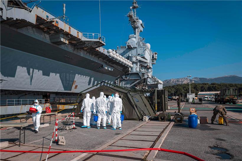 Ein Spezialteam bereitet sich auf die Desinfizierung des auf dem Flugzugträger „Charles de Gaulle“ genutzten Militärequipments vor. 
