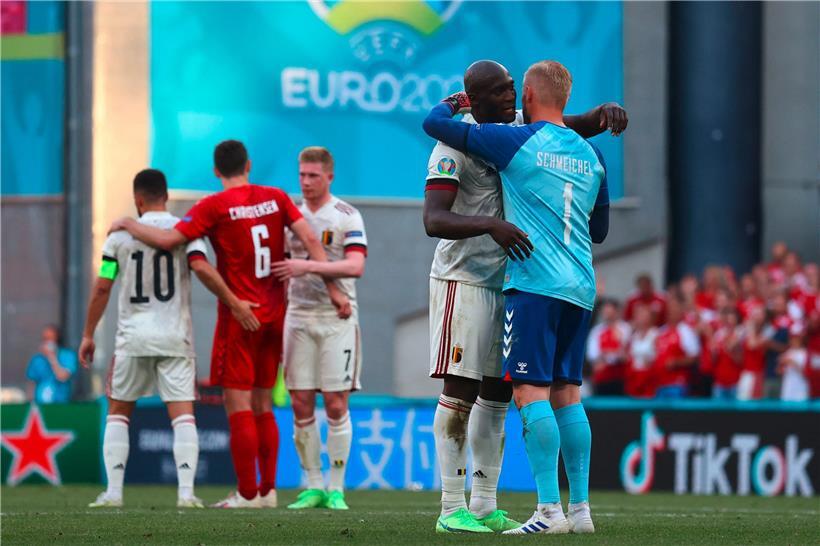 Ein Spiel voller emotionaler Momente: Romelu Lukaku umarmt Dänemarks Torhüter Kasper Schmeichel. Fünf Tage nach dem Drama um Christian Eriksen standen die Dänen wieder auf dem Platz.
