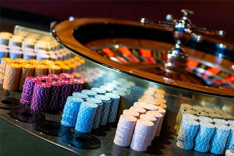 Ein Spieltisch mit Chips für Roulette: Die serbische Jugend wird sich jedoch vermutlich eher an sogenannten „einarmigen Banditen“ in die Misere zocken
