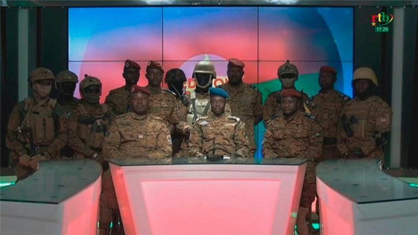 Ein Sprecher des Militärs verlas die Erklärung zum Putsch am Montag im Fernsehen
