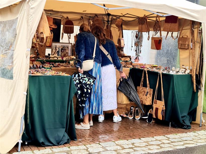 Ein Stand mit großer Auswahl an Kork- und Lederobjekten