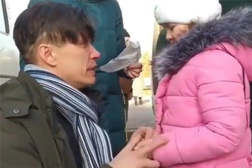 Ein Standbild aus einem „viral gegangenen“ Video, das offenbar zeigt, wie sich ein Vater von seiner Familie verabschiedet, die ohne ihn die Flucht aus der Ukraine antritt. Details sind ungesichert – genau wie die Frage, ob der Mann auch mitgehen würde, wenn er denn dürfte.
