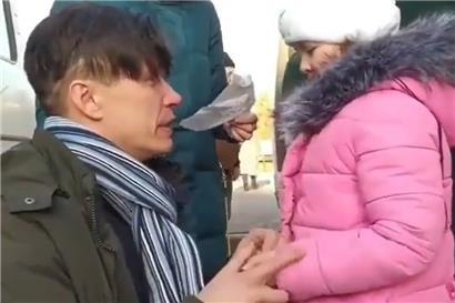 Ein Standbild aus einem „viral gegangenen“ Video, das offenbar zeigt, wie sich ein Vater von seiner Familie verabschiedet, die ohne ihn die Flucht aus der Ukraine antritt. Details sind ungesichert – genau wie die Frage, ob der Mann auch mitgehen würde, wenn er denn dürfte.
