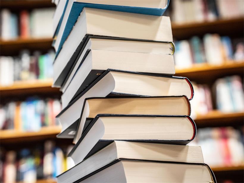 Ein Stapel mit neu erschienenen Büchern liegt in einer Buchhandlung