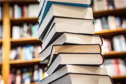 Ein Stapel mit neu erschienenen Büchern liegt in einer Buchhandlung
