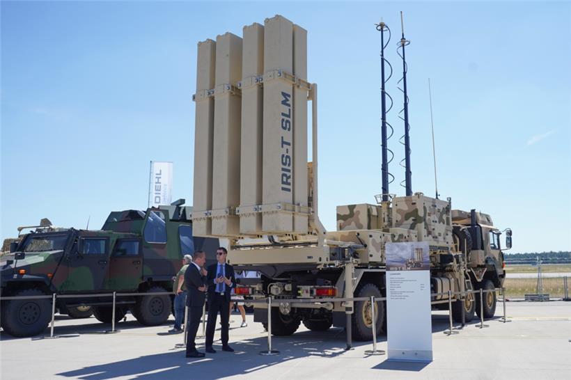 Ein Startgerät des modularen bodengebundenen Luftverteidigungssystems IRIS-T SLM steht 2022 auf der Internationalen Luft- und Raumfahrtausstellung ILA auf dem Rollfeld.
