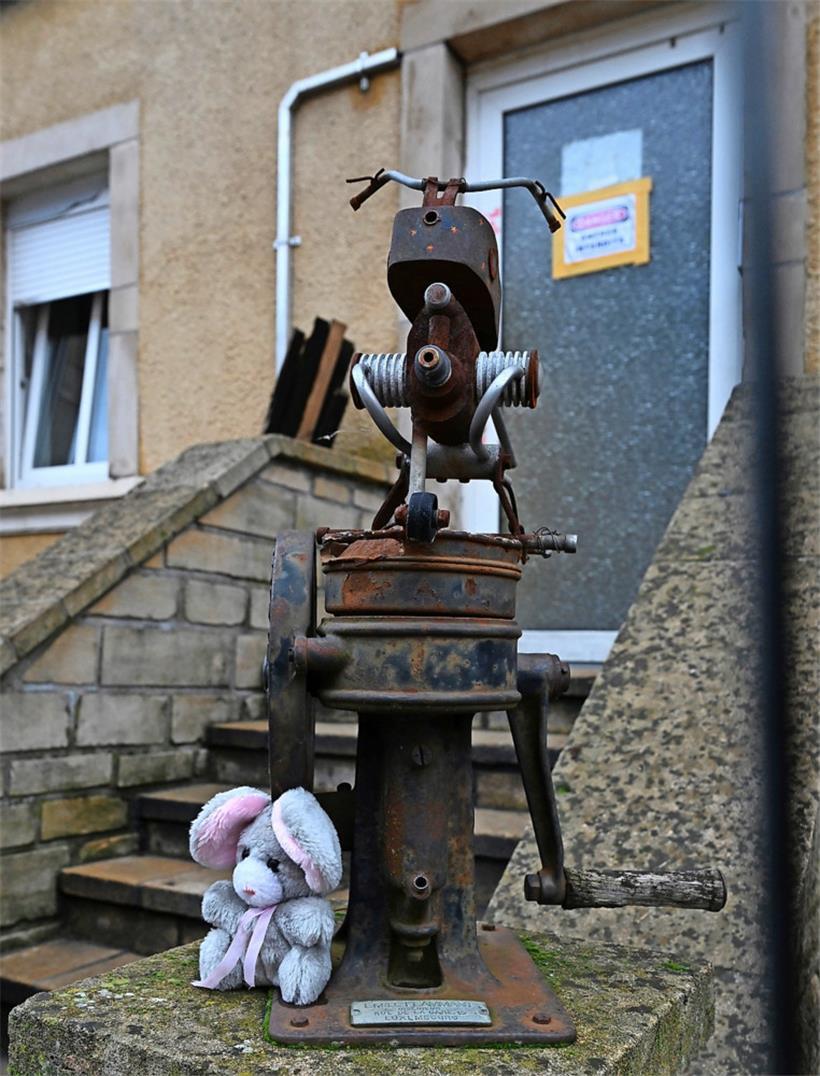 Ein Stofftier vor dem Miethaus erinnert an die Unglücksnacht im Dezember
