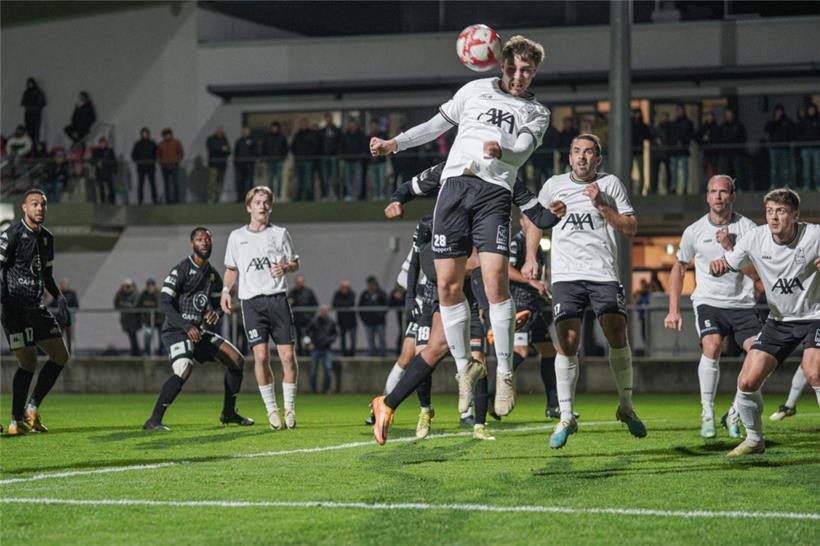 Ein Strafraumgewühl in der letzten Minute des Pokalduells gegen Schifflingen kommt die UN Käerjeng teuer zu stehen
