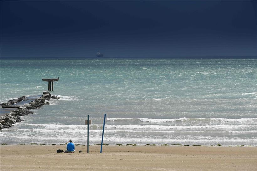 Ein Strand im Süden Europas: Für viele lauert auf der anderen Seite das Grauen in Form von Flüchtenden
