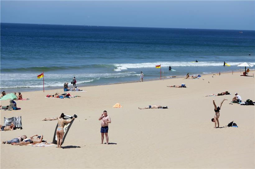 Ein Strand in Portugal Anfang Juni: Portugals Tourismusindustrie bangt um das gerade angelaufene Urlaubsgeschäft
