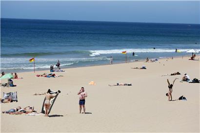 Ein Strand in Portugal Anfang Juni: Portugals Tourismusindustrie bangt um das gerade angelaufene Urlaubsgeschäft

