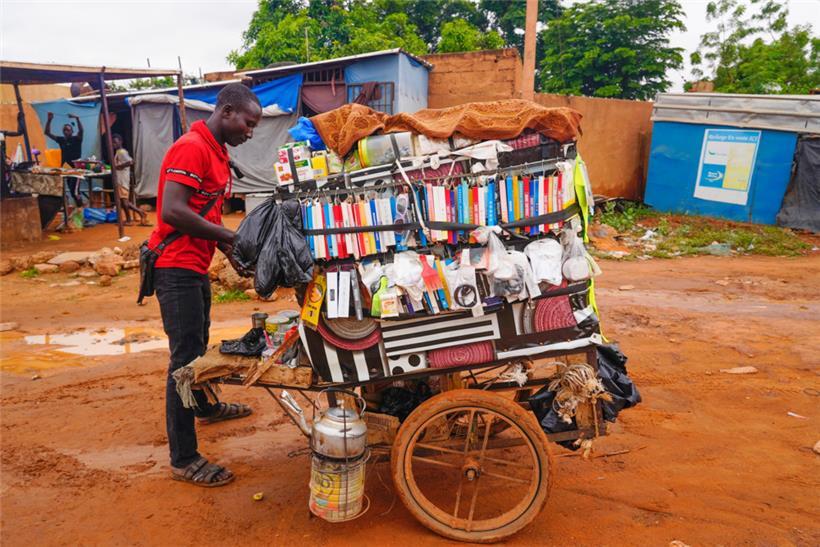 Ein Straßenhändler wartet in Niamey auf Kunden
