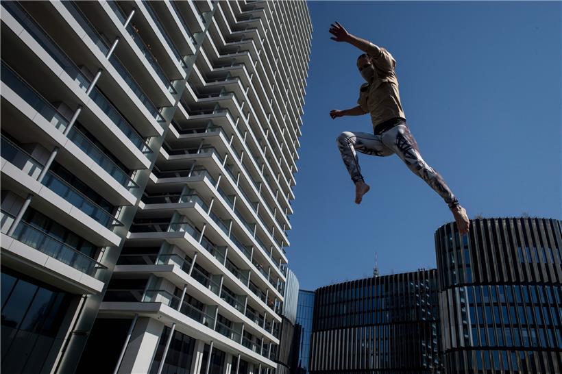 Ein Straßenkünstler springt Trampolin in Prag: Tschechien hat als erstes EU-Land Schritte aus dem Exit genommen  
