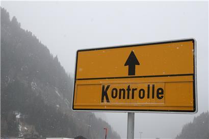 Ein Straßenschild weist auf Kontrollen im Autoverkehr hin
