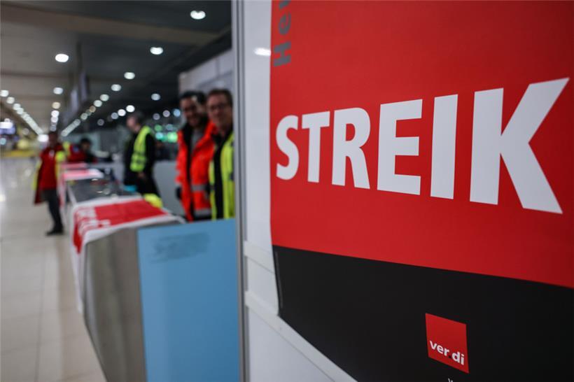 Ein Streikposten steht bei einem Warnstreik 2023 am Flughafen Köln/Bonn im Terminal. Nun soll es an dem Airport erneut einen Warnstreik geben. 
