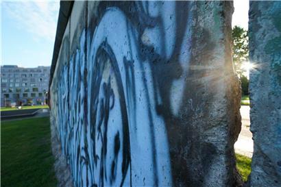 Ein Stück der Berliner Mauer steht noch an der Gedenkstätte Berliner Mauer an der Bernauer Straße
