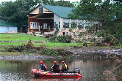 Ein Such- und Rettungsteam sucht am 7. Juli 2025 entlang des Guadalupe River in der Nähe eines beschädigten Gebäudes im Camp Mystic in Hunt, Texas, nach Menschen
