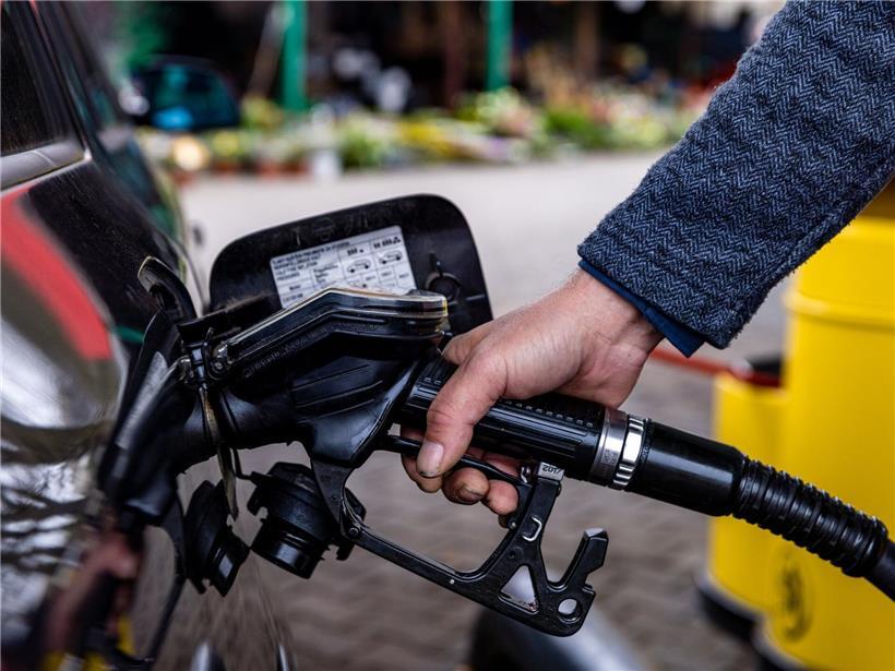 Ein Tankrüssel steckt im Tankstutzen eines Kraftfahrzeuges
