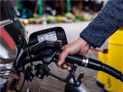 Ein Tankrüssel steckt im Tankstutzen eines Kraftfahrzeuges