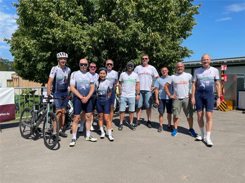 Ein Team der Hirondelle Schüttringen mit Präsident Marc Logelin (2. v.r.)
