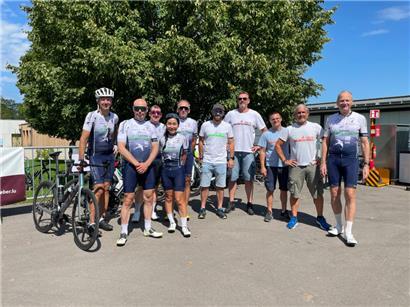 Ein Team der Hirondelle Schüttringen mit Präsident Marc Logelin (2. v.r.)
