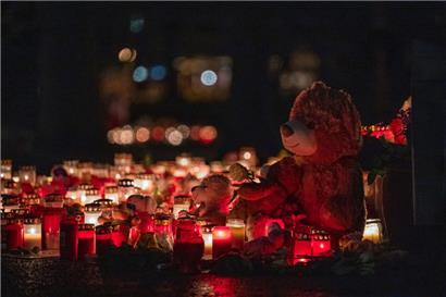 Ein Teddybär steht zusammen mit zahlreichen Kerzen auf dem Boden und erinnert an den tödlichen Messerangriff in Aschaffenburg
